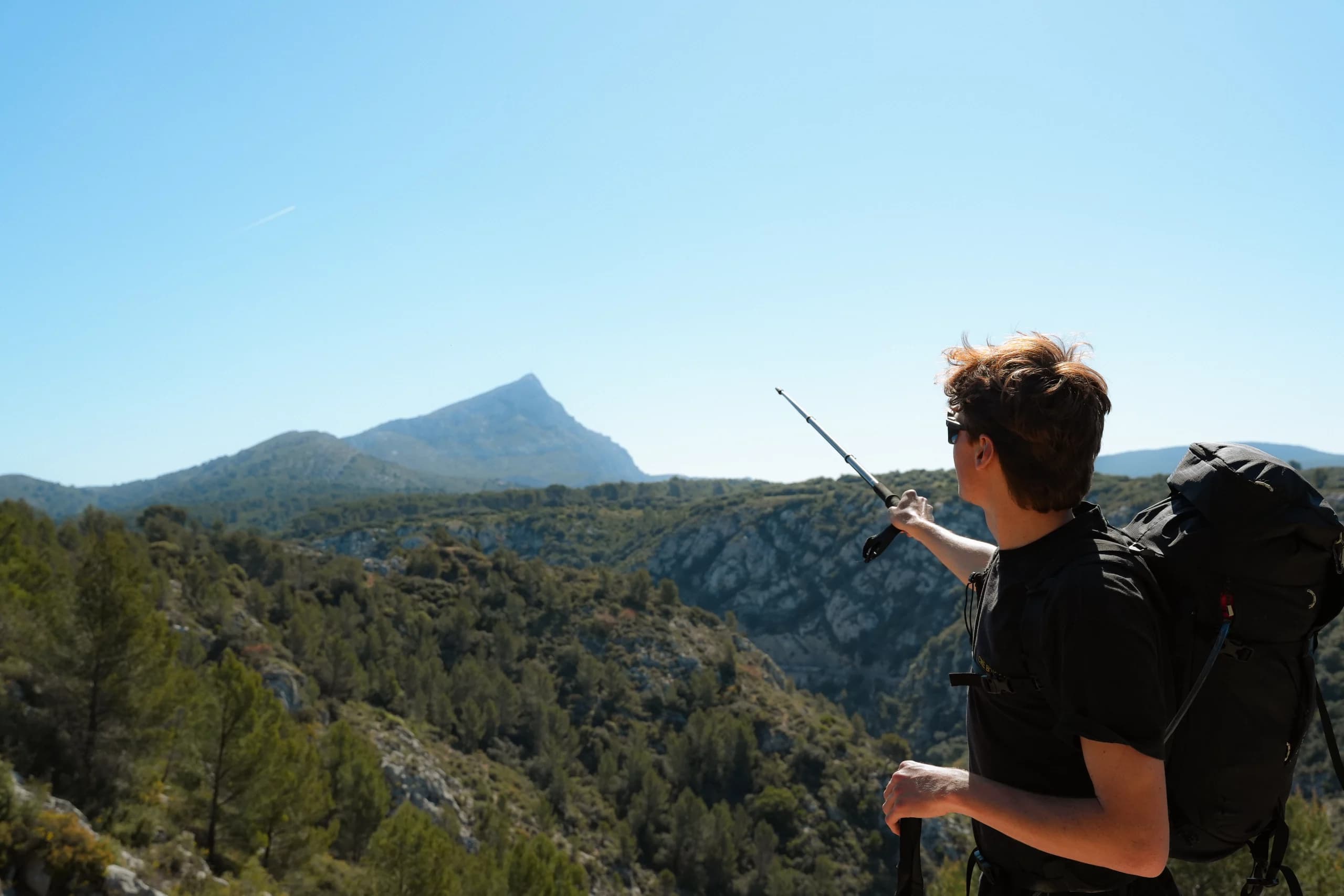 Randonneur devant la Sainte-Victoire