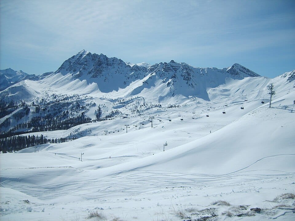 Domaine skiable de Vars sous la neige en hiver