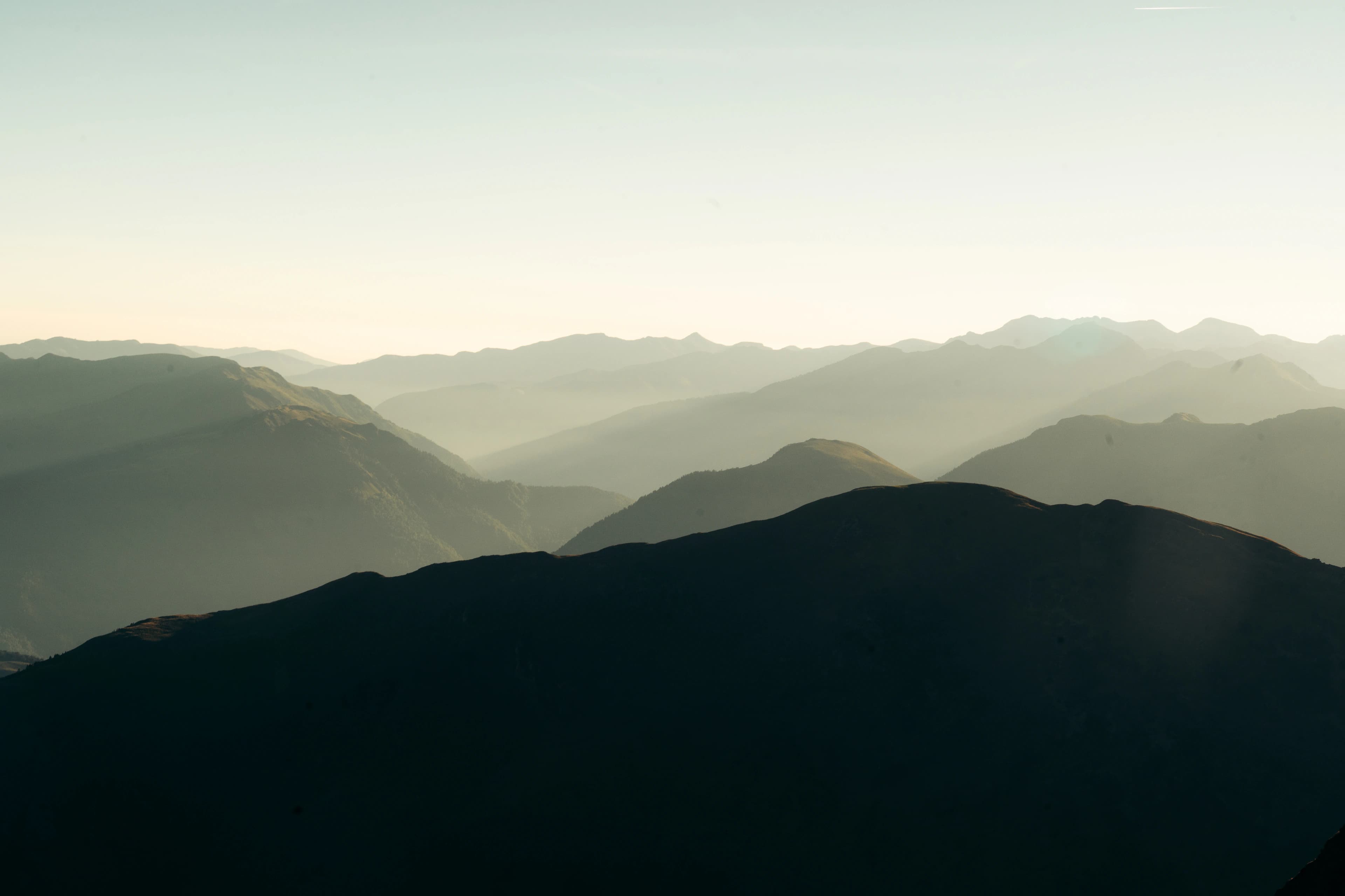 Montagnes de Luchon dans les Pyrénées au lever du soleil.