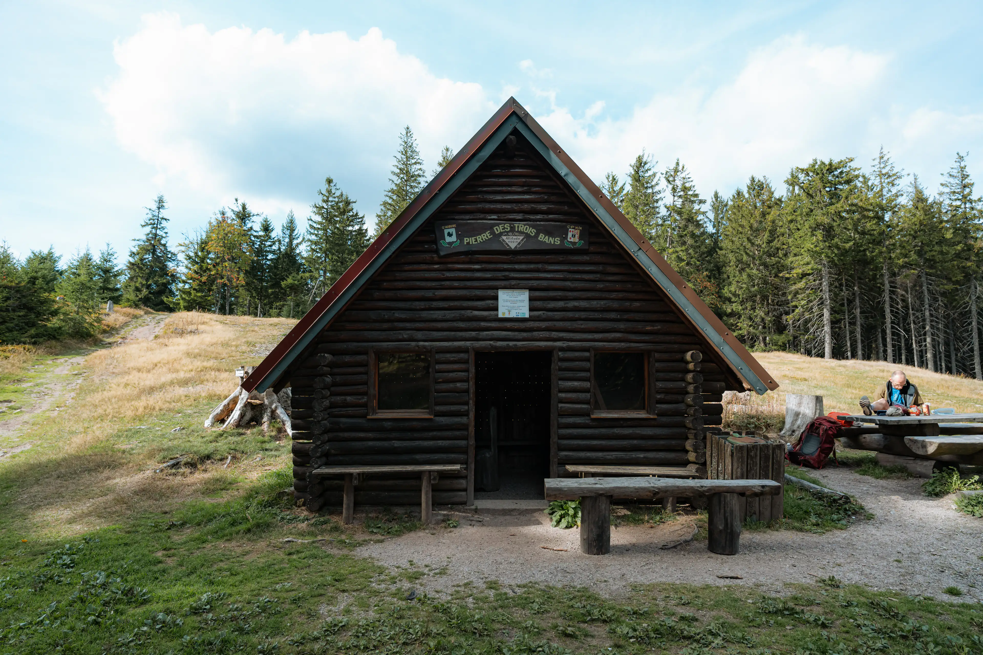 Randonneuse sur un point de vue dans les Vosges.