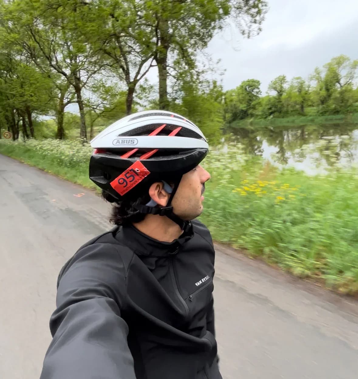 Cycliste le long d'un canal