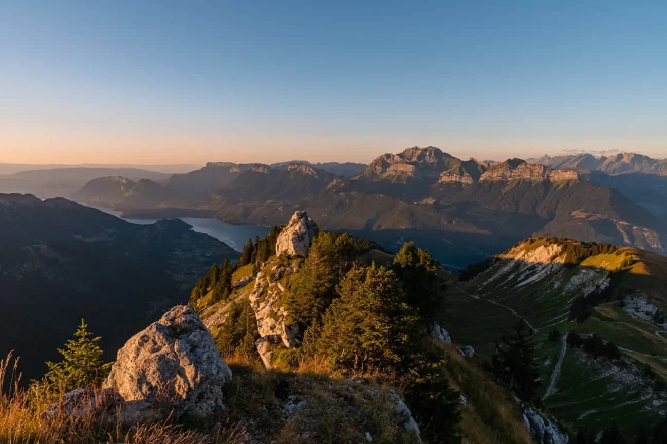 Vue sur lac. La traversée des Bauges