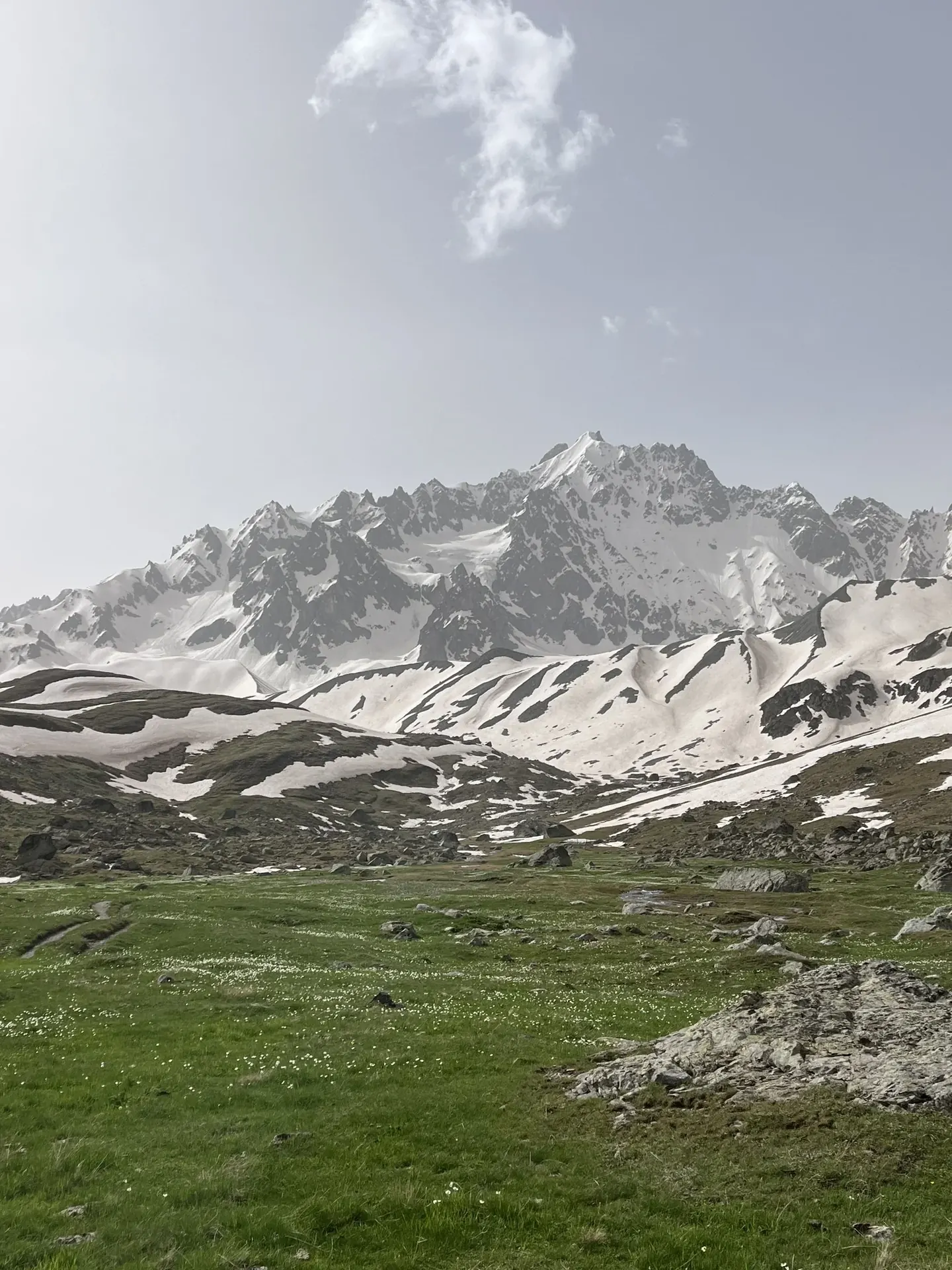 Montagne enneigée sur le GR54