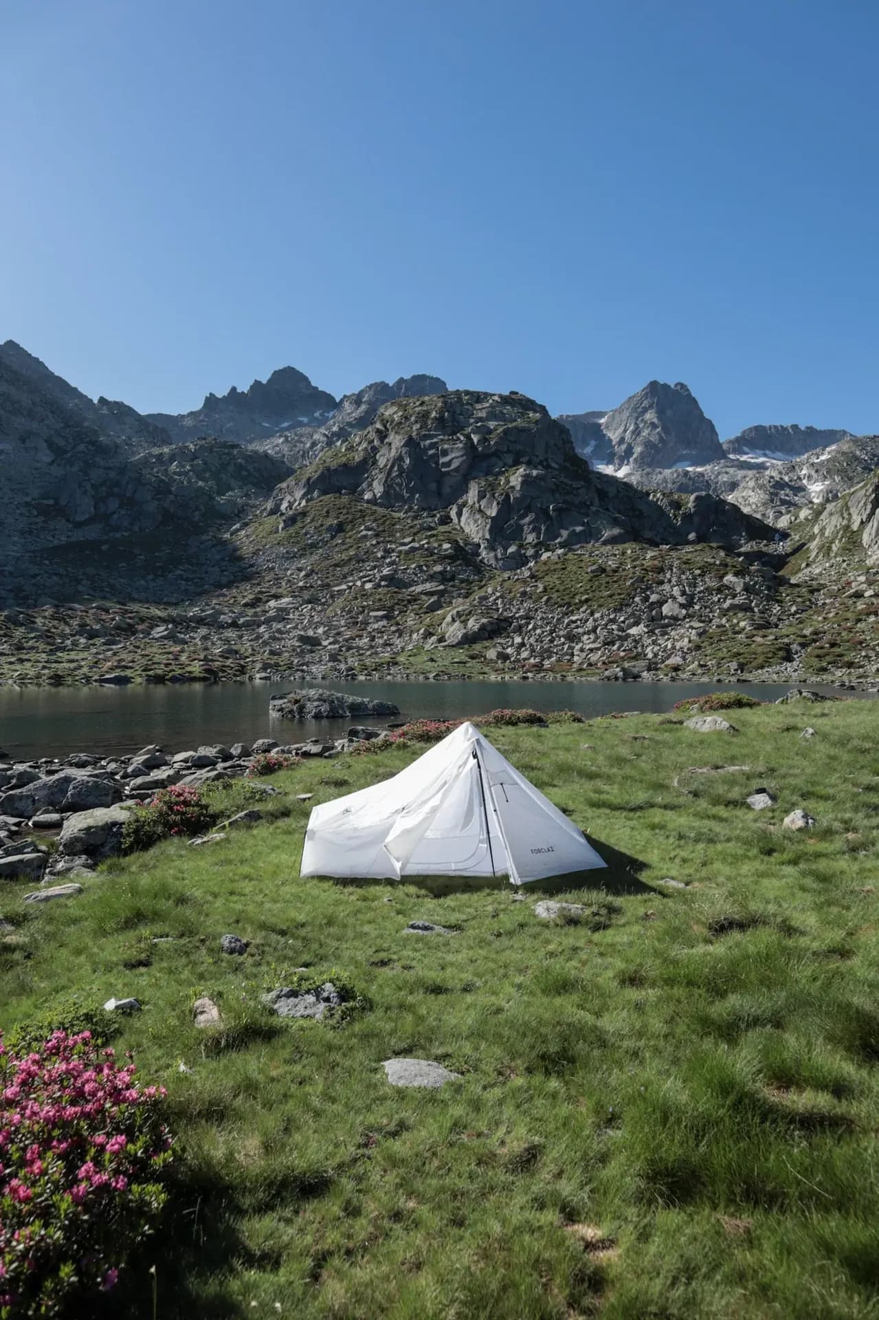 Bivouac près d'un lac sur le Grand Tour de Néouvielle