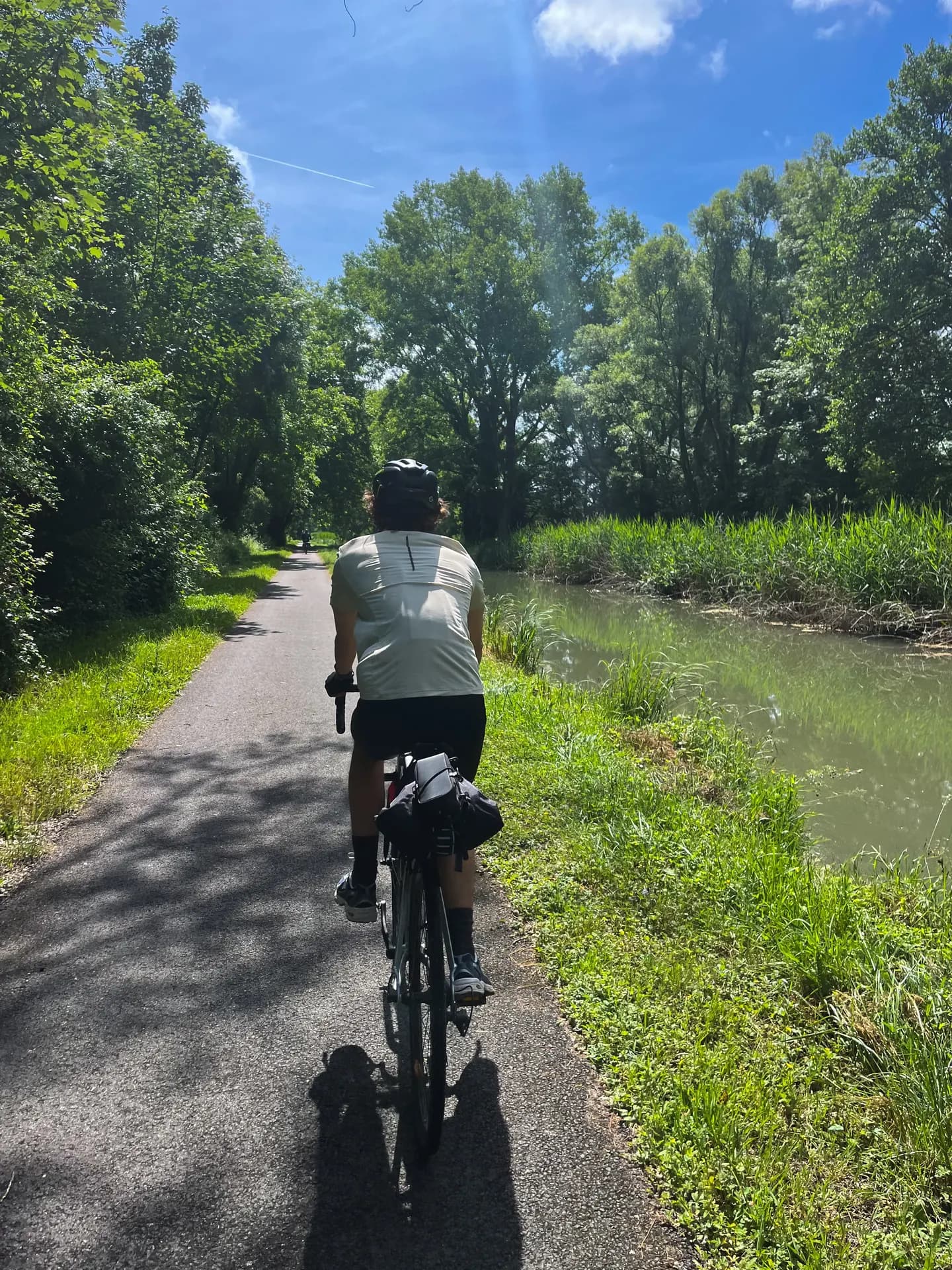 Cycliste bikepack le long d'un canal