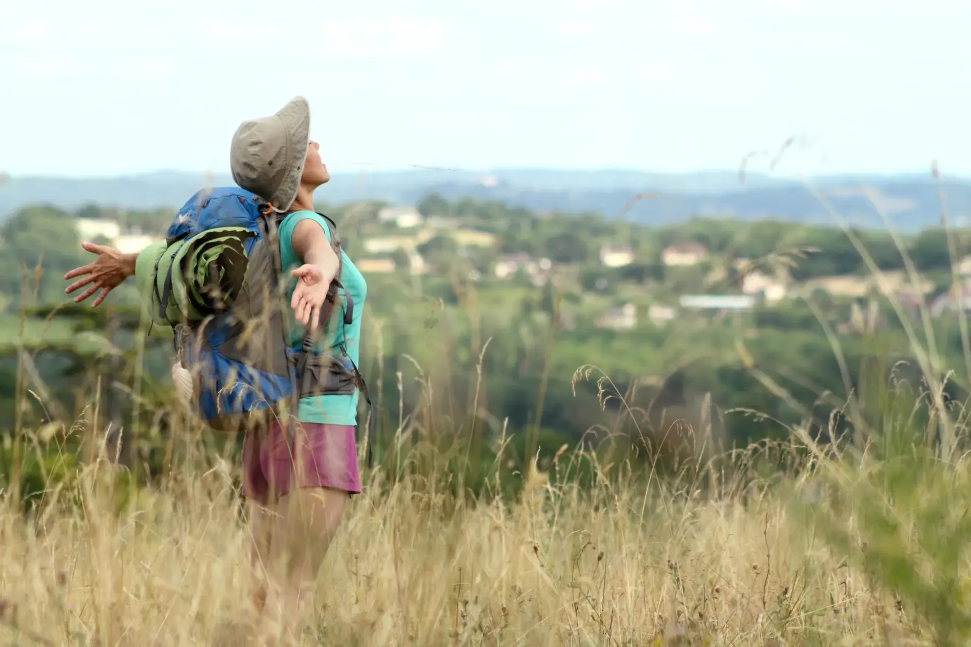 randonneuse dans les champs sur le plateau Millevaches