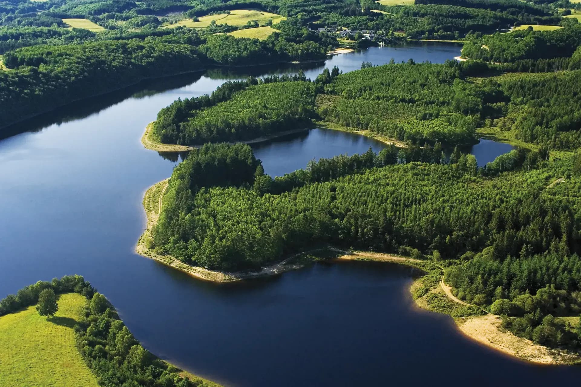 Randonnée sur le plateau de Millevaches et vue sur le lac des Bariousses