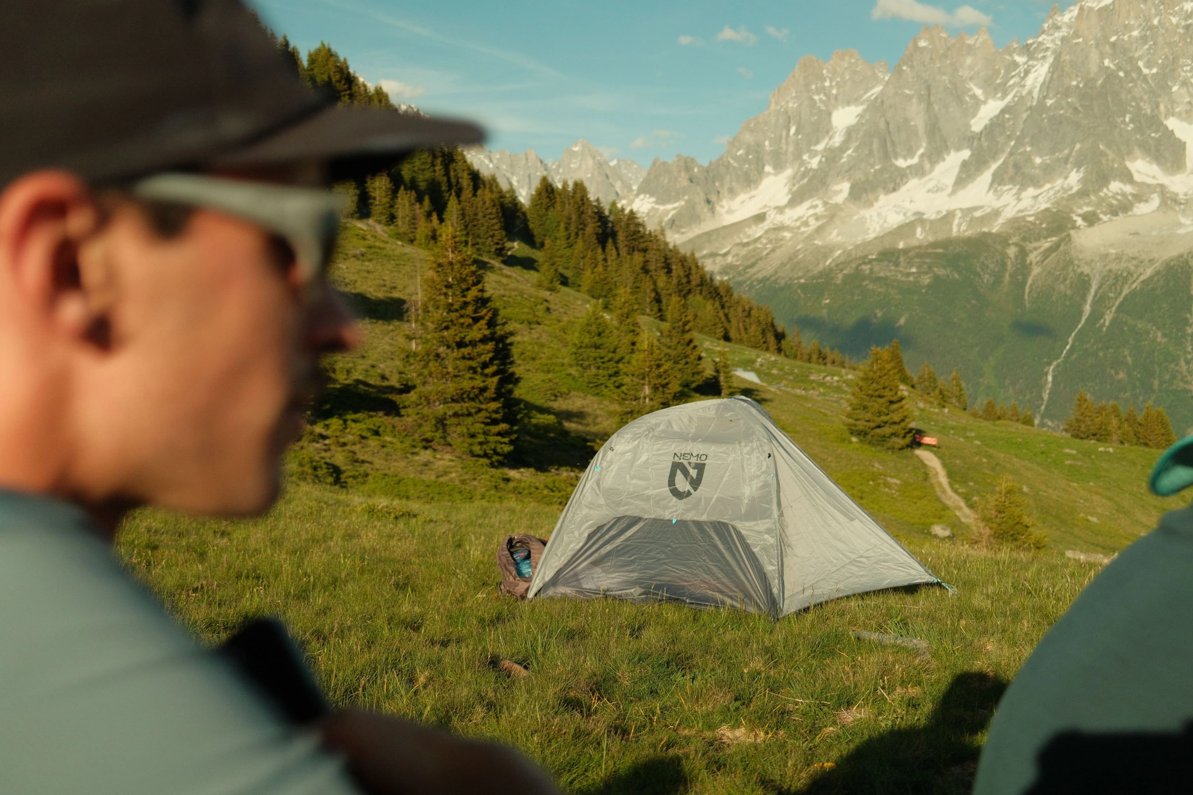 randonneur en bivouac a la montagne