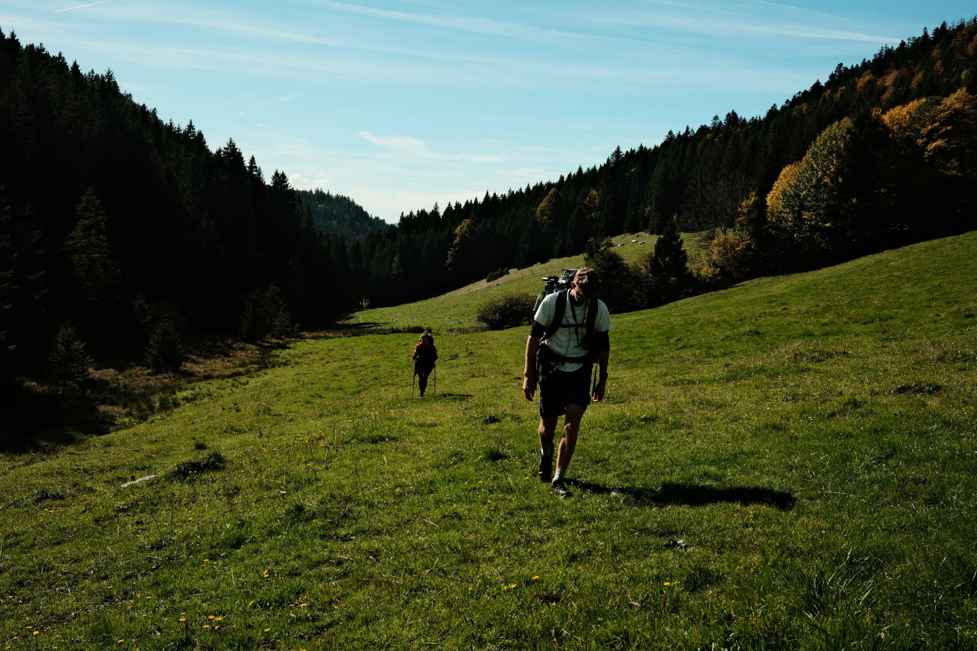 Deux randonneurs dans le Jura