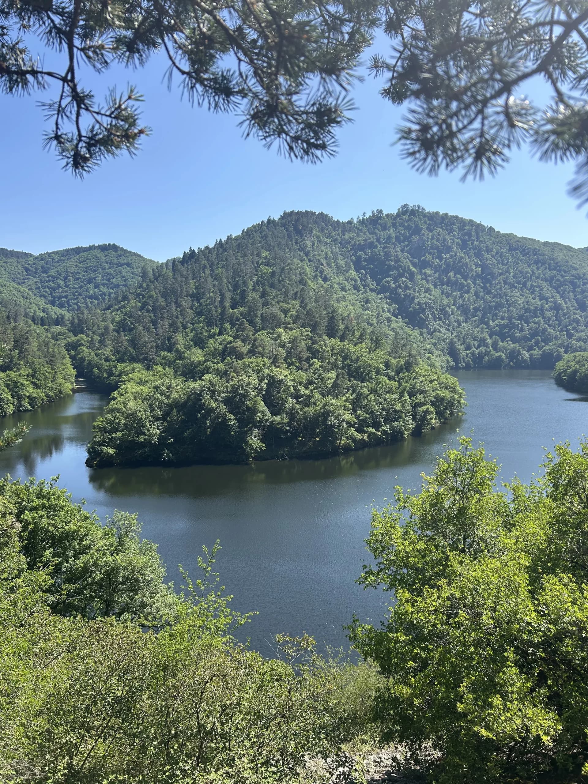 Randonnée en Auvergne avec vue sur des rivières