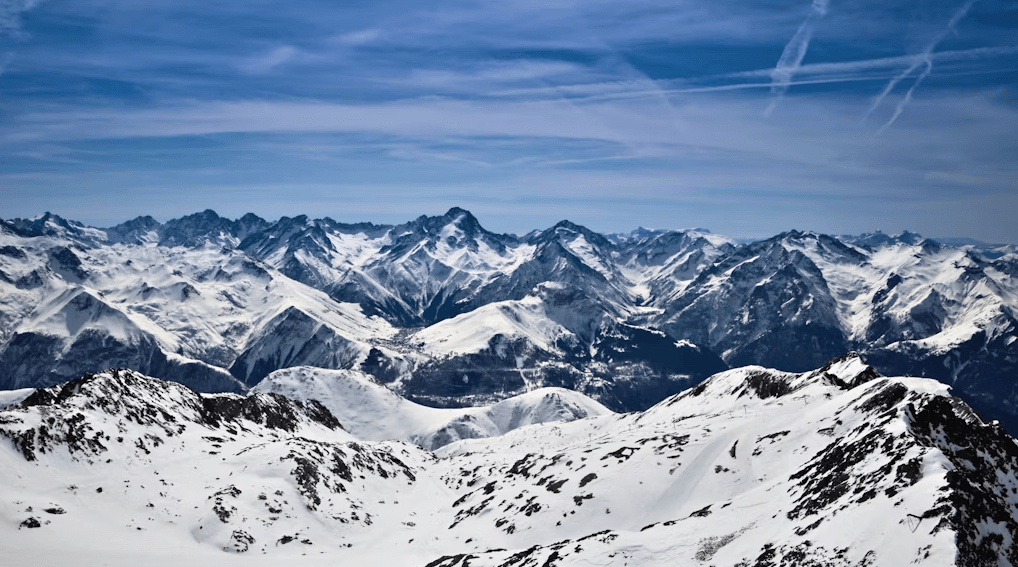Domaine skiable de Alpe d'Huez sous la neige en hiver