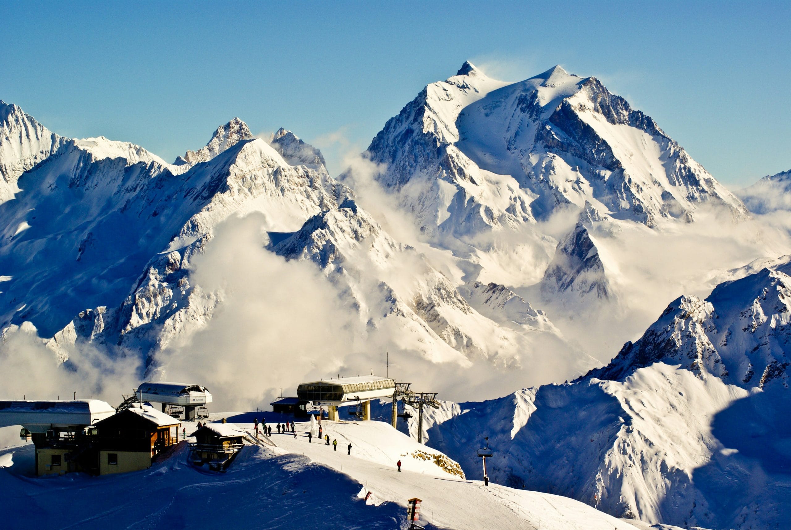 Domaine skiable de Courchevel sous la neige en hiver