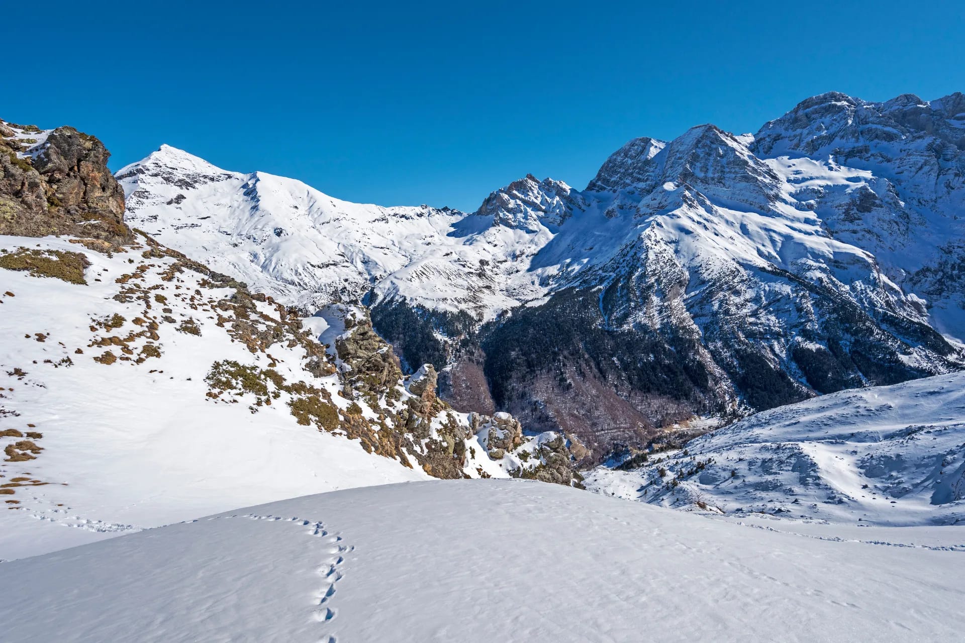 Domaine skiable de Gavarnie-Gèdre sous la neige en hiver