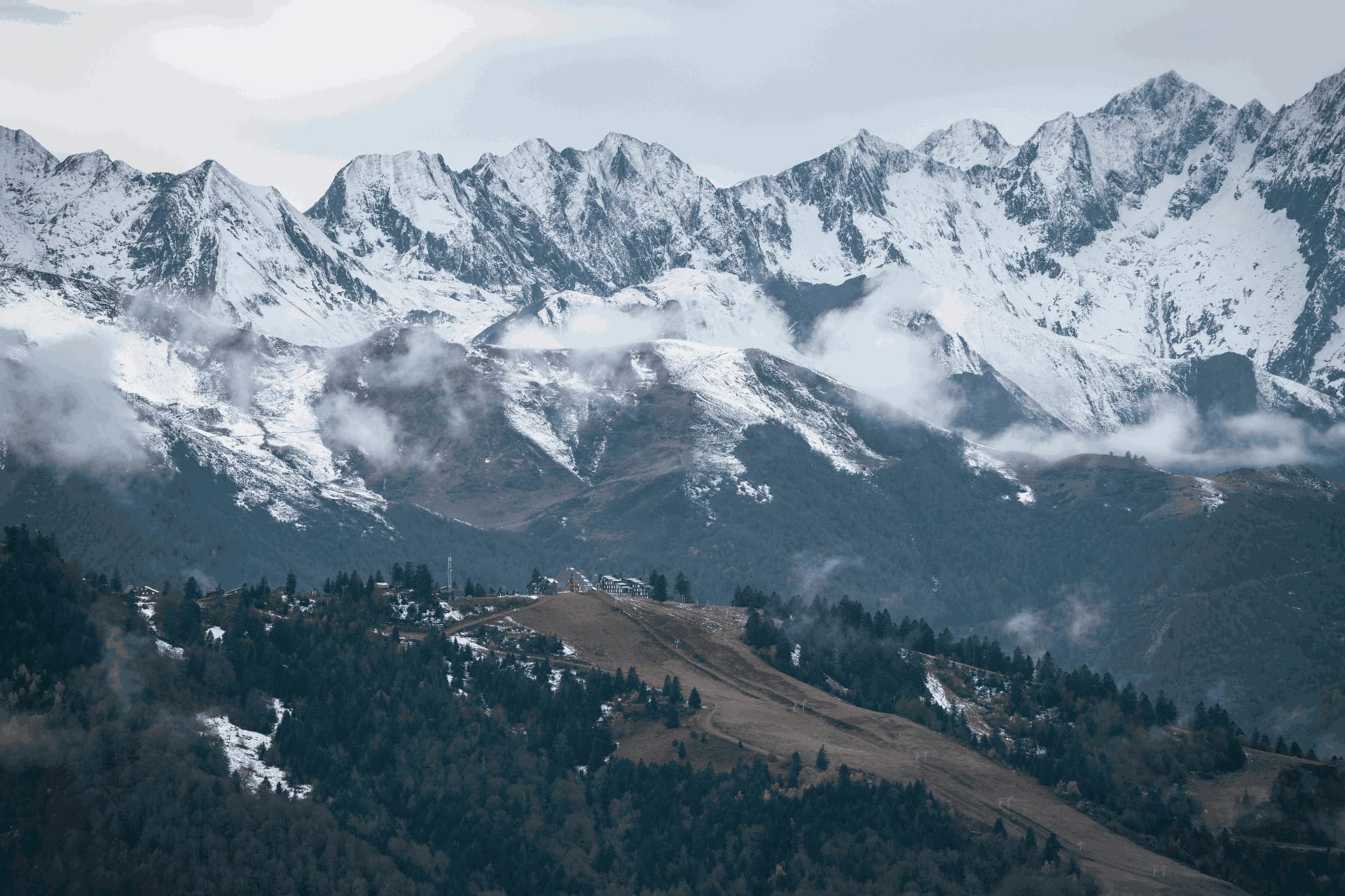 Domaine skiable de Guzet sous la neige en hiver