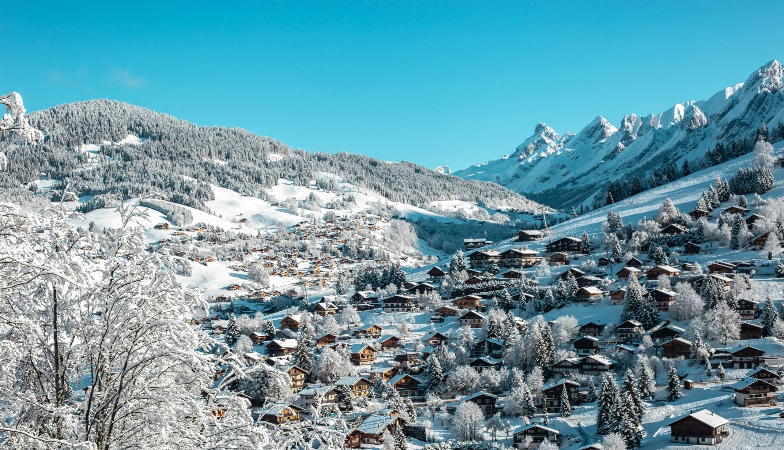 Domaine skiable de La Clusaz sous la neige en hiver