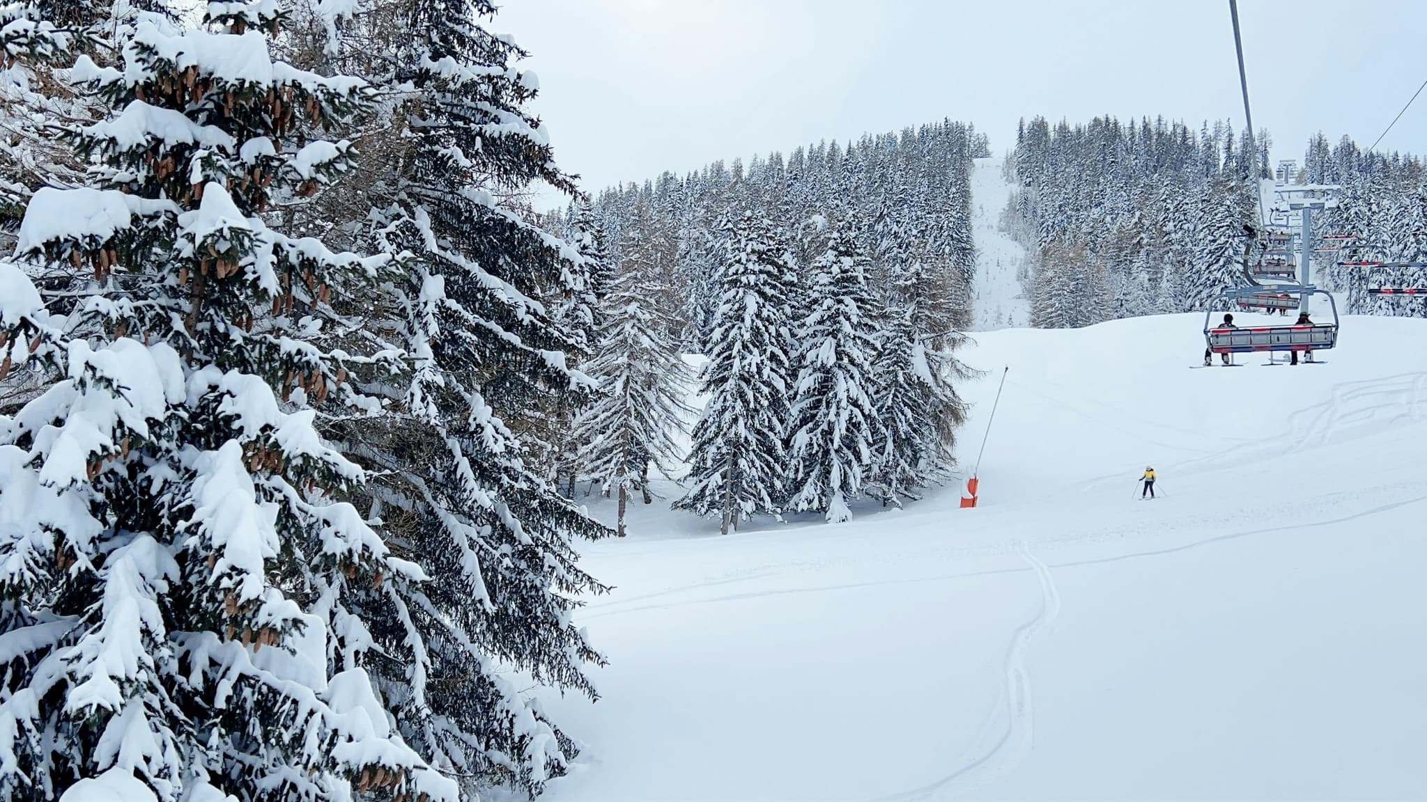 Domaine skiable de La Plagne sous la neige en hiver