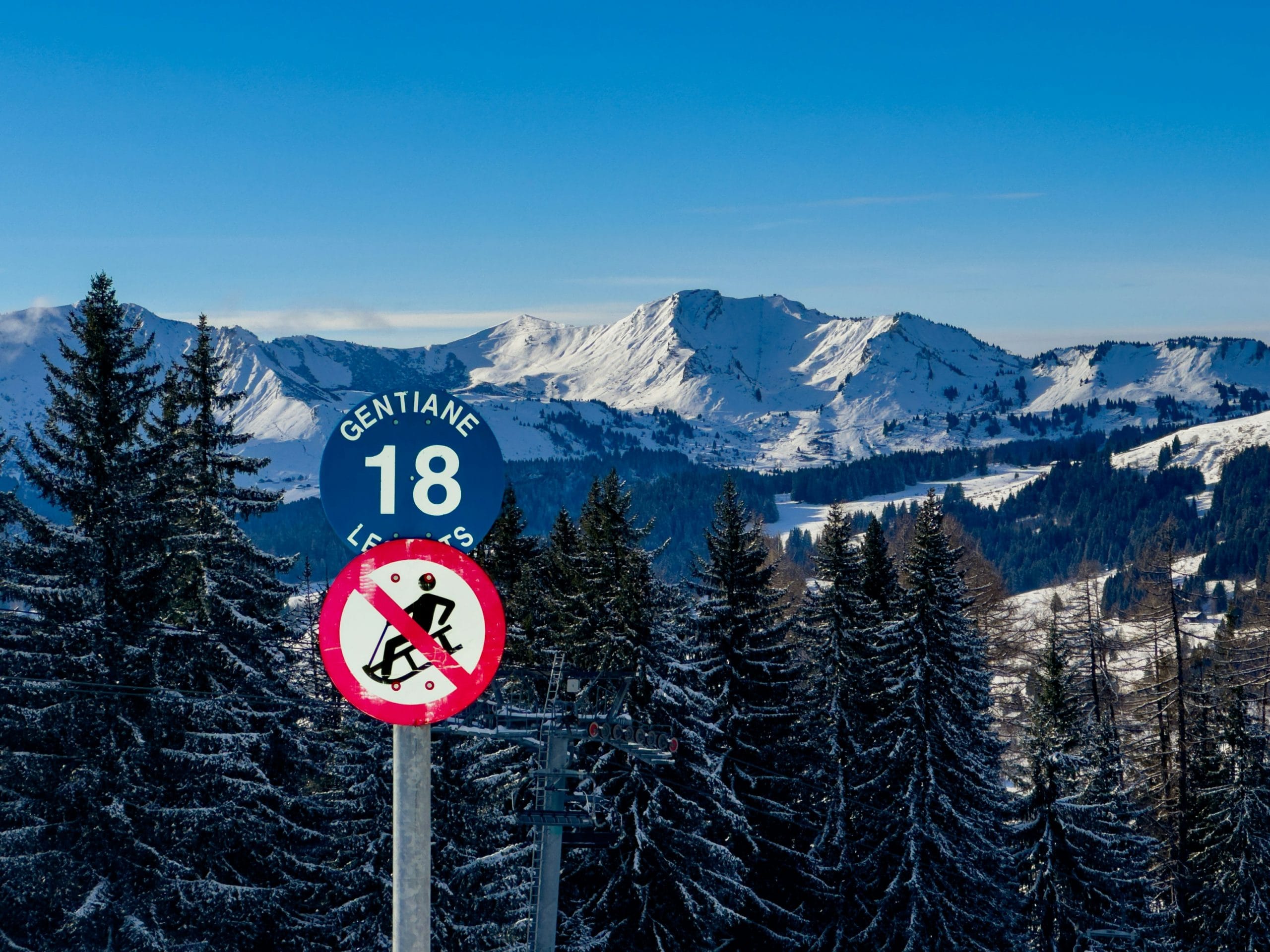 Domaine skiable de Les Gets sous la neige en hiver