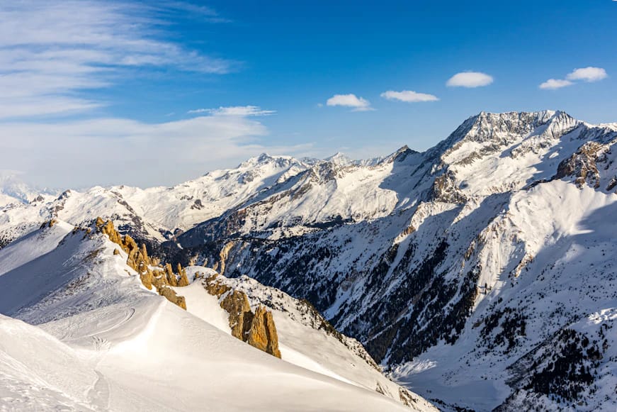 Domaine skiable de Méribel sous la neige en hiver