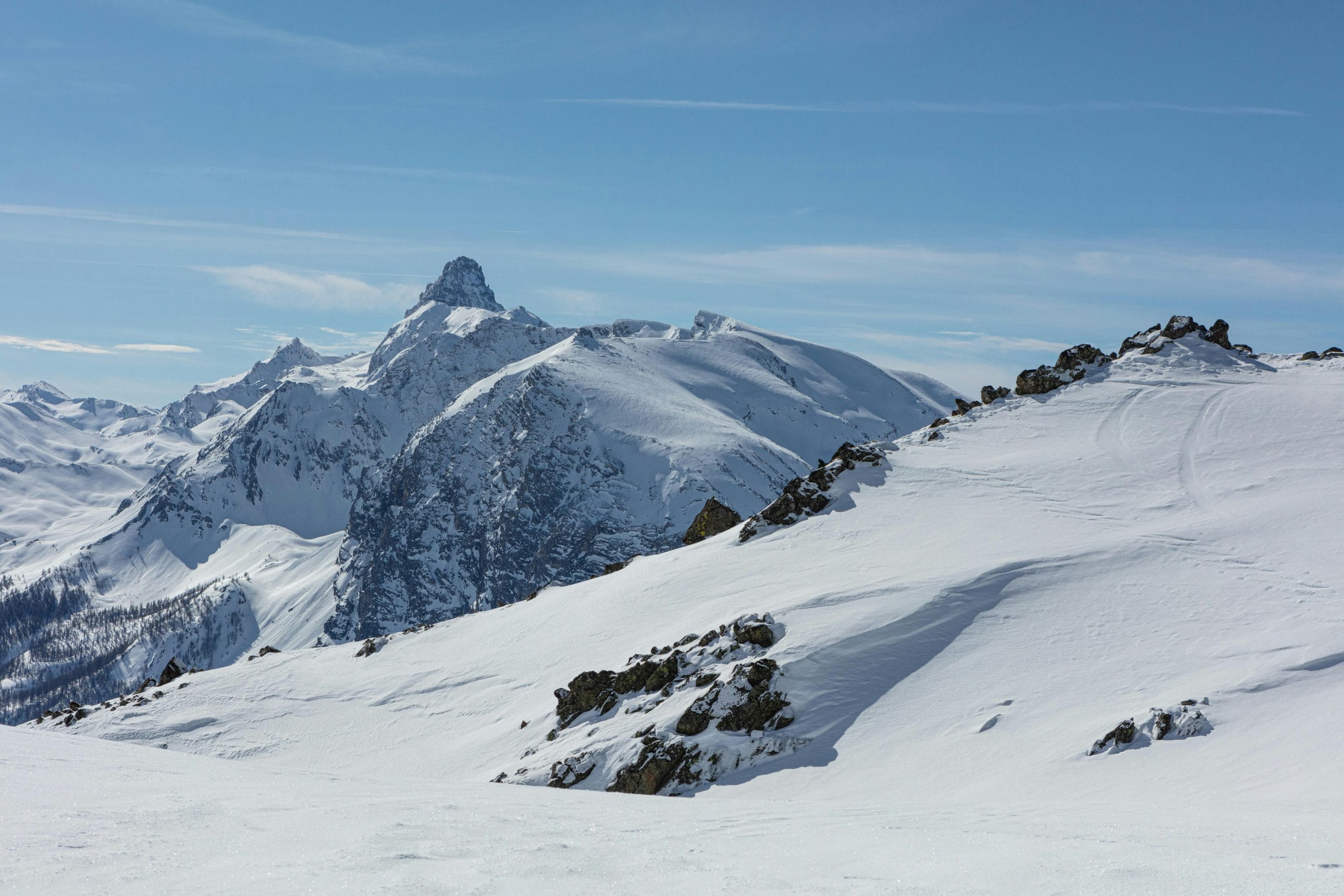 Domaine skiable de Montgenèvre sous la neige en hiver