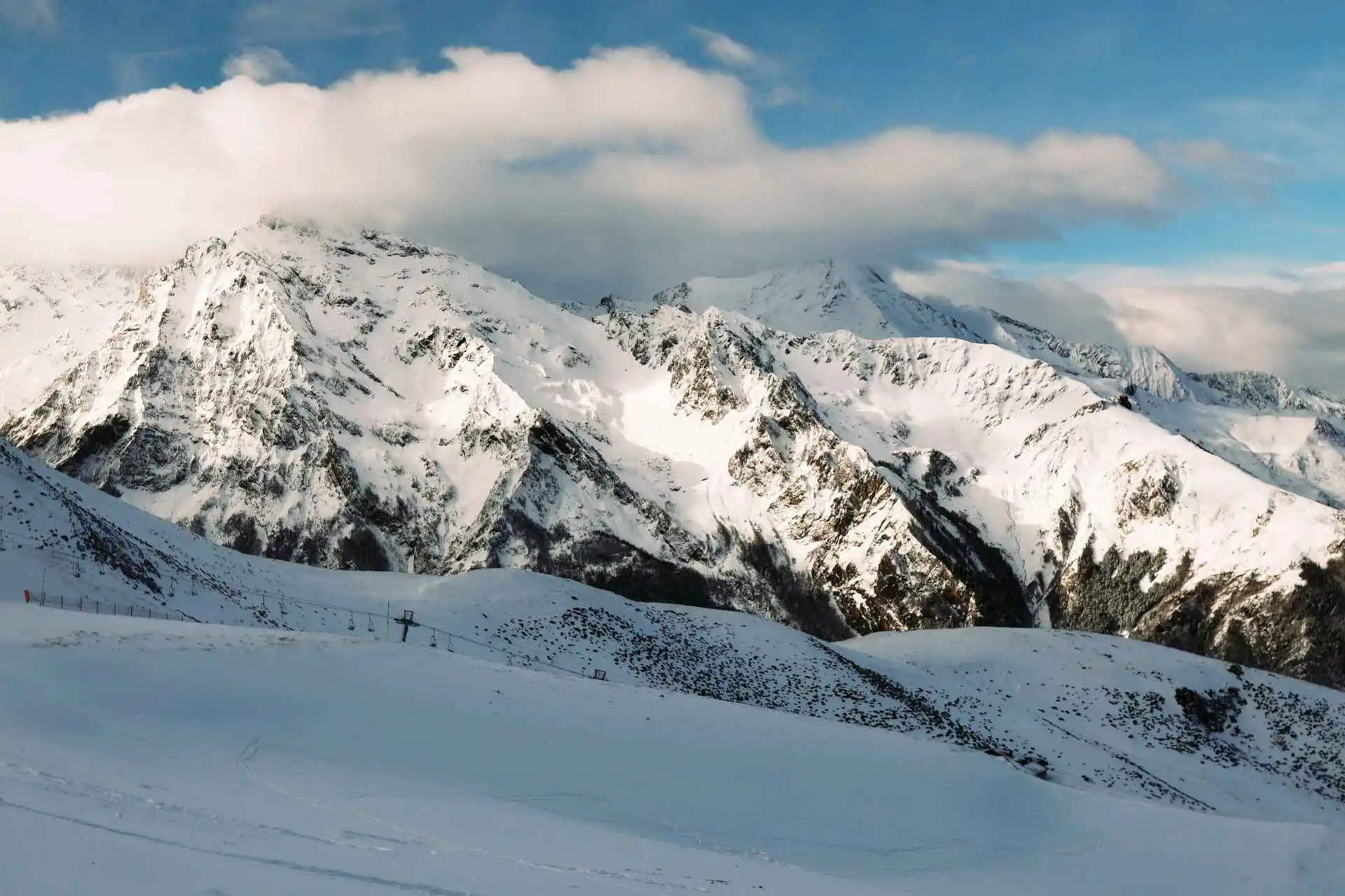 Domaine skiable de Peyragudes sous la neige en hiver
