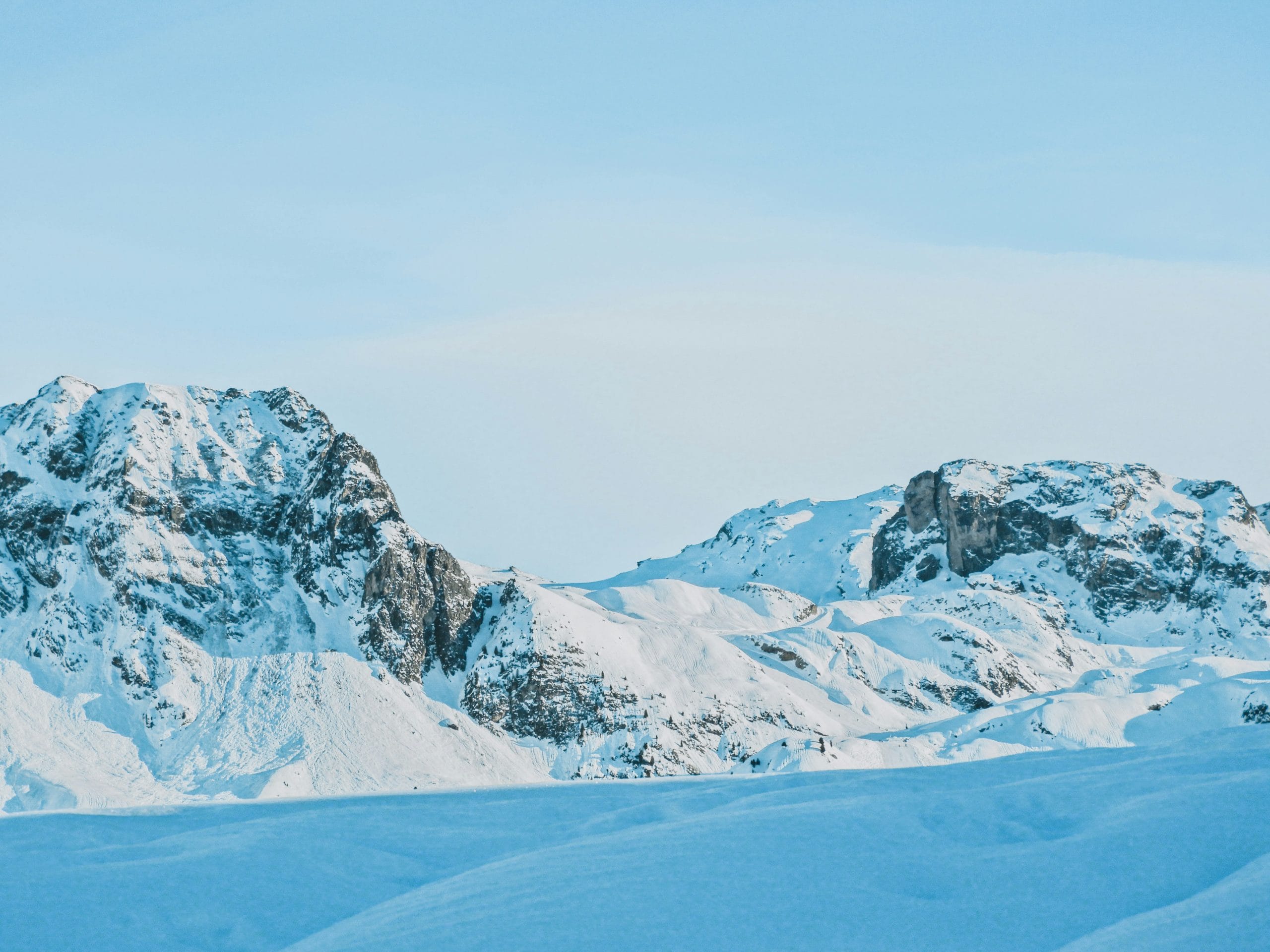 Domaine skiable de Puy-Saint-Vincent sous la neige en hiver