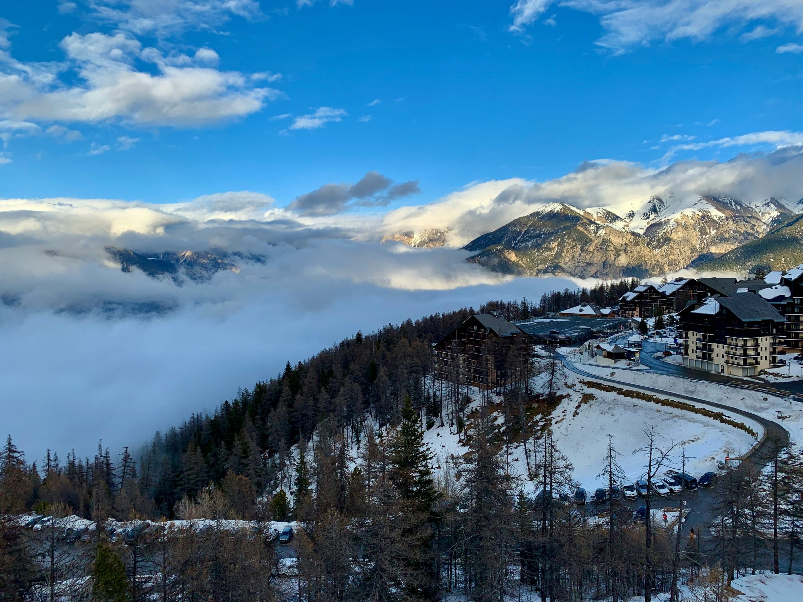 Domaine skiable de Risoul sous la neige en hiver