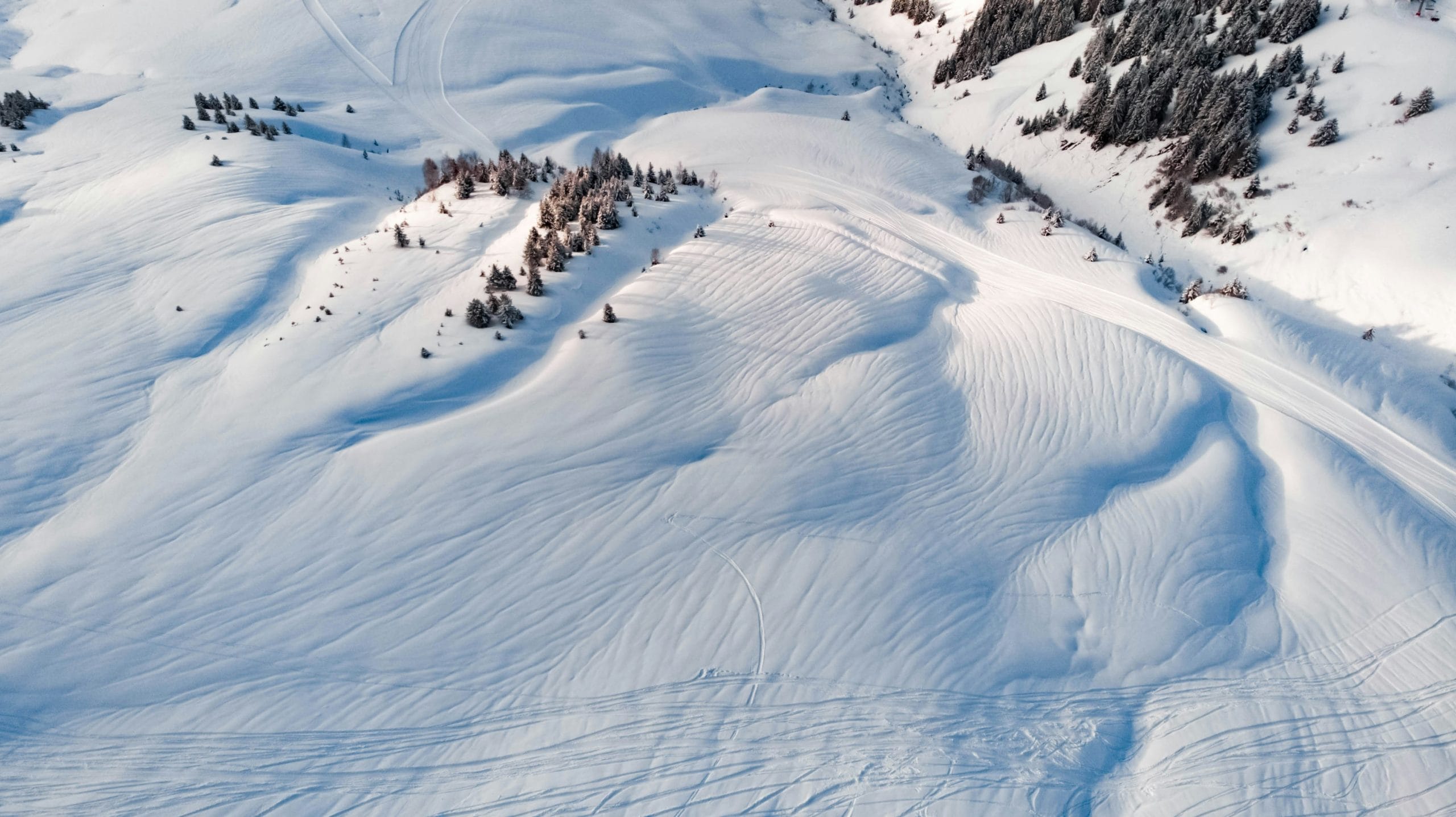 Domaine skiable de Saint-Gervais sous la neige en hiver