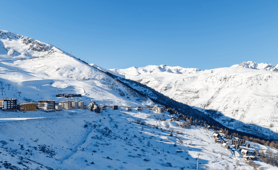 Domaine skiable de Saint Lary sous la neige en hiver