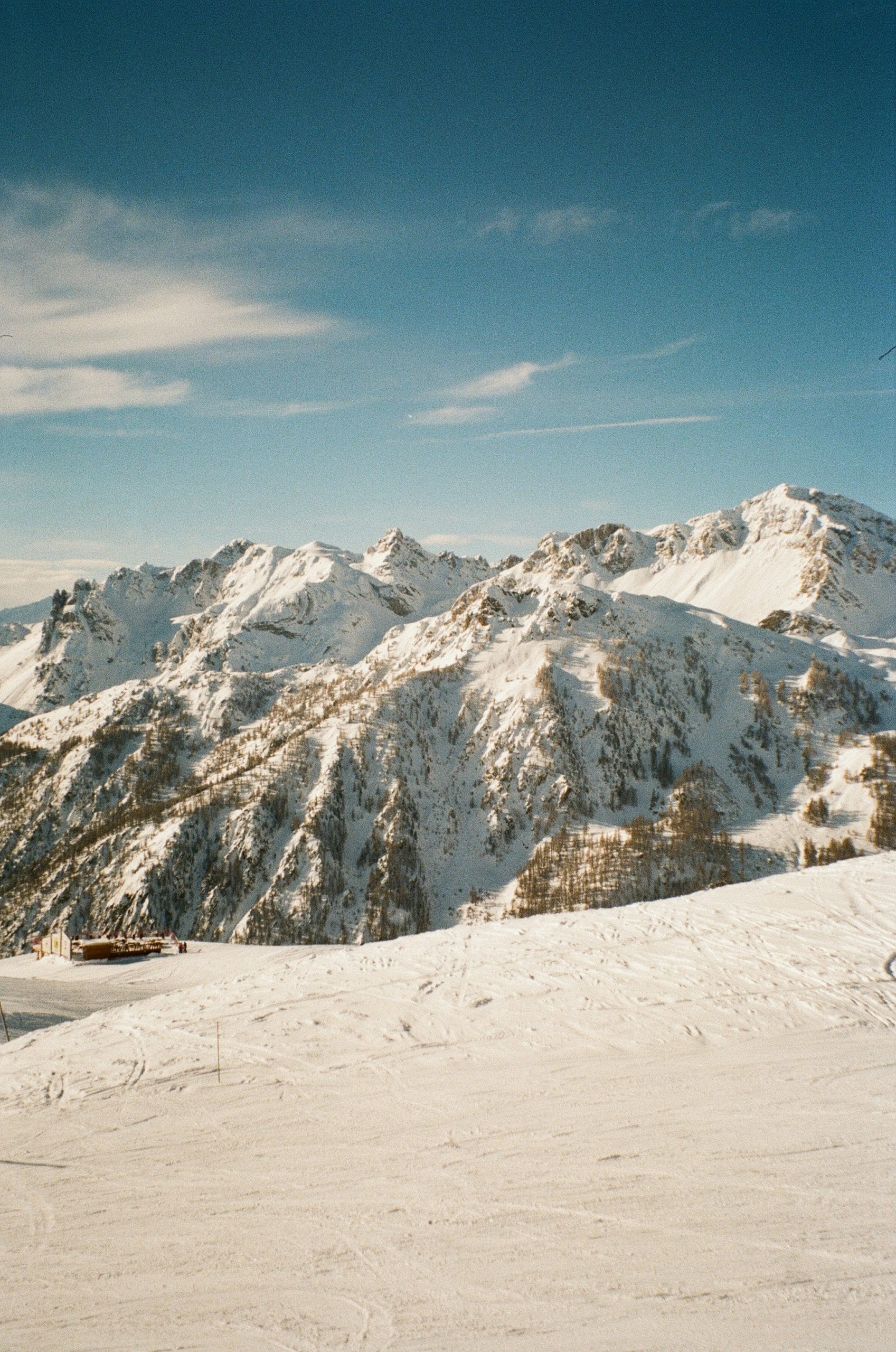 Domaine skiable de Serre Chevalier sous la neige en hiver