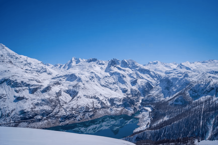 Domaine skiable de Tignes sous la neige en hiver