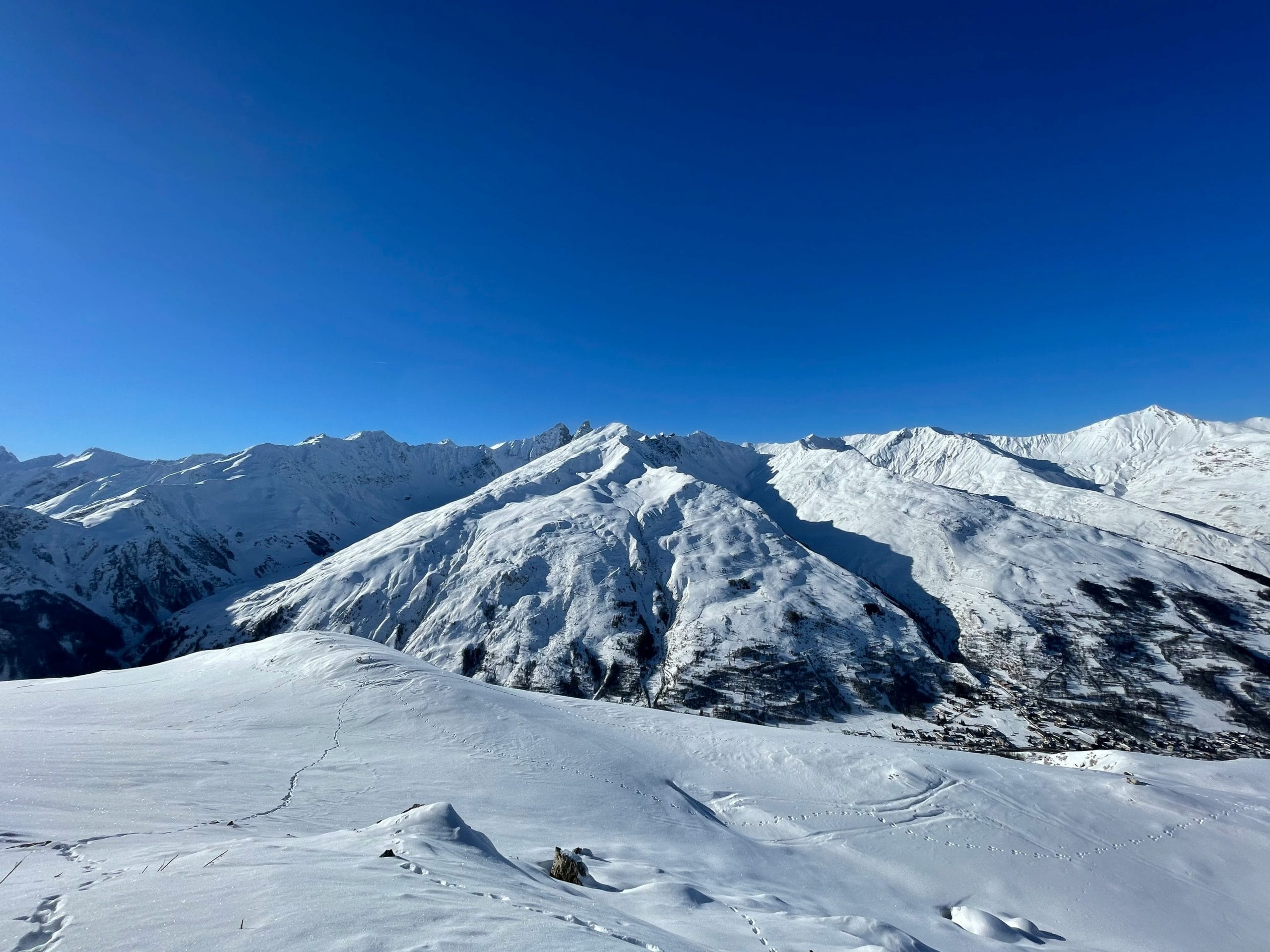 Domaine skiable de Valloire sous la neige en hiver