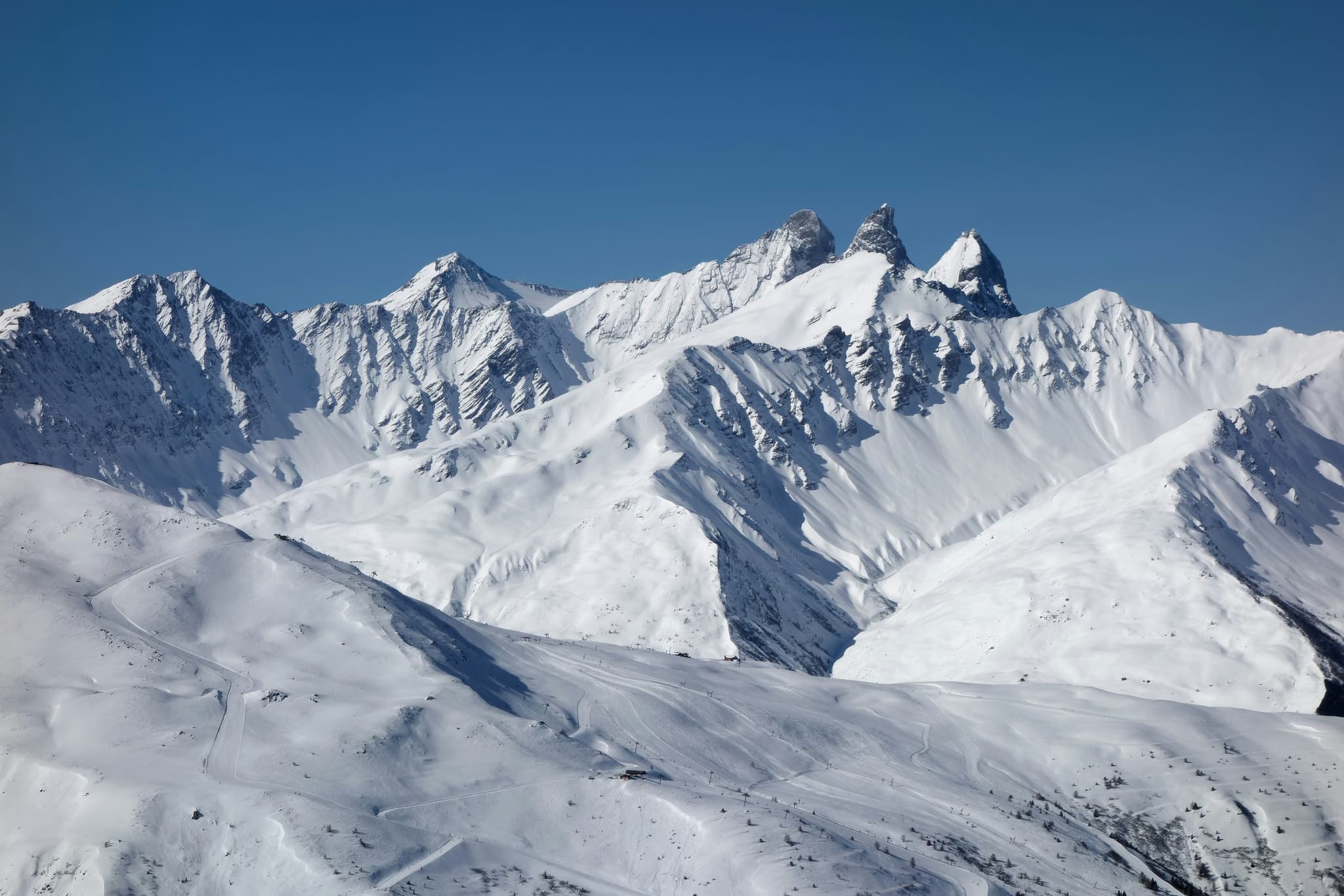 Domaine skiable de Valmeinier sous la neige en hiver