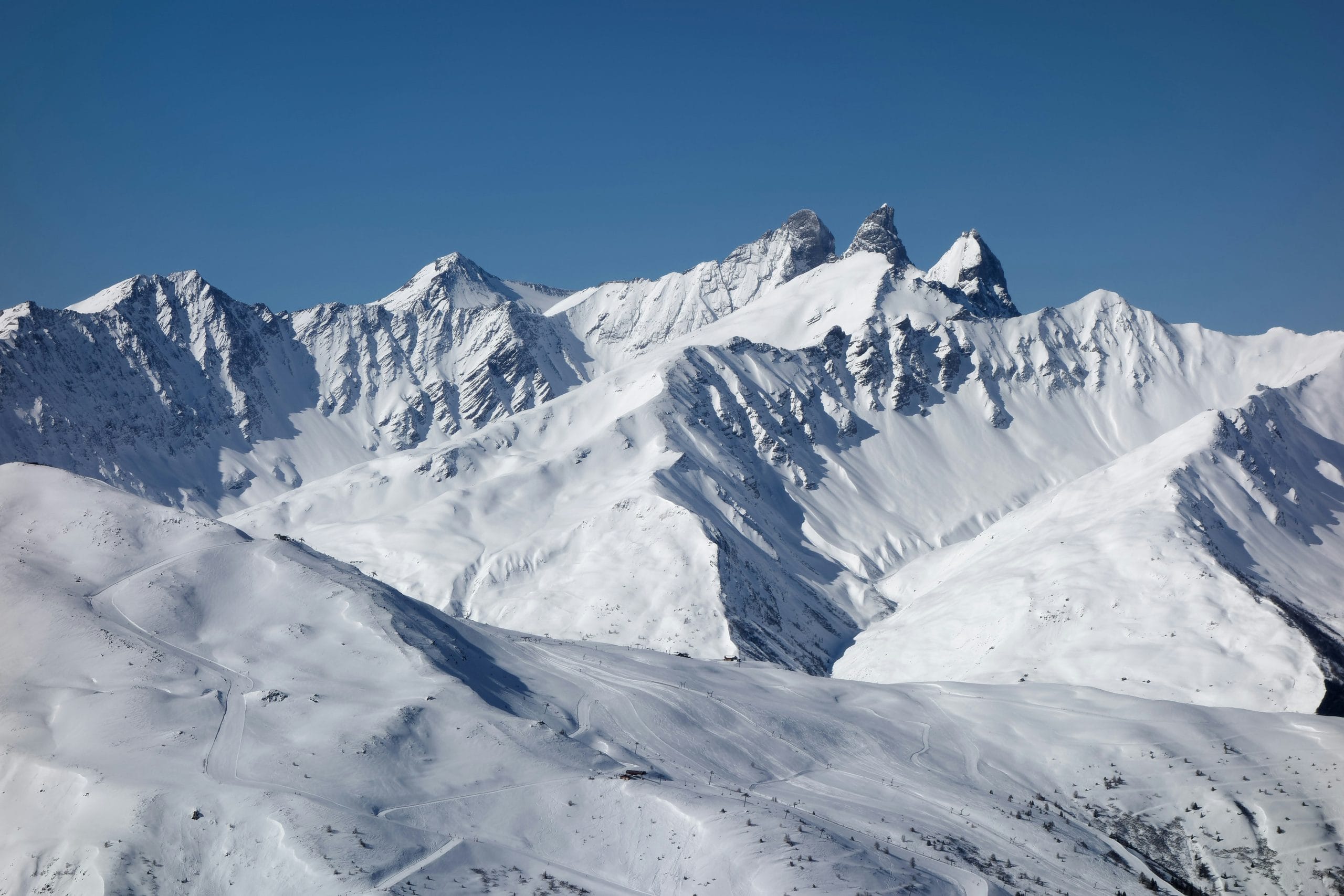 Domaine skiable de Valmeinier sous la neige en hiver