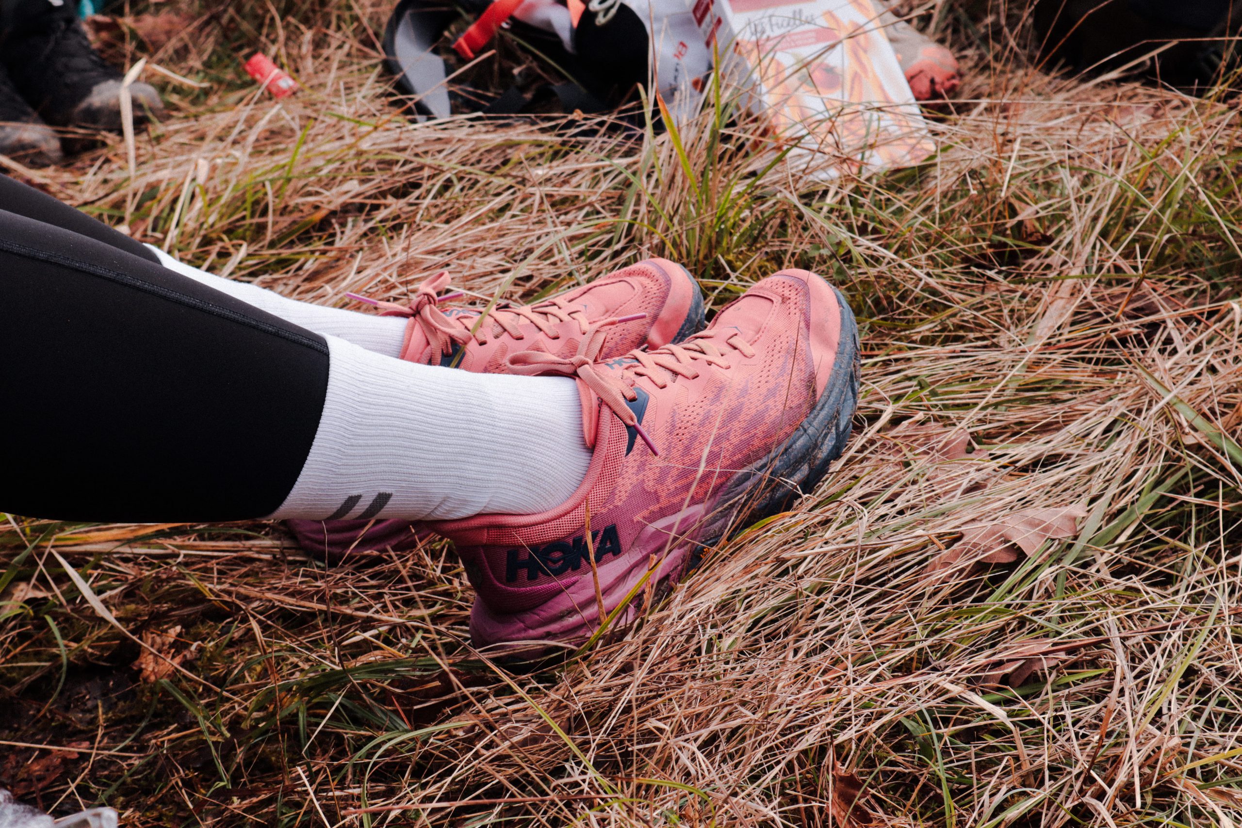 Chaussures dans l'herbe lors d'une randonnée dans la forêt de Rambouillet