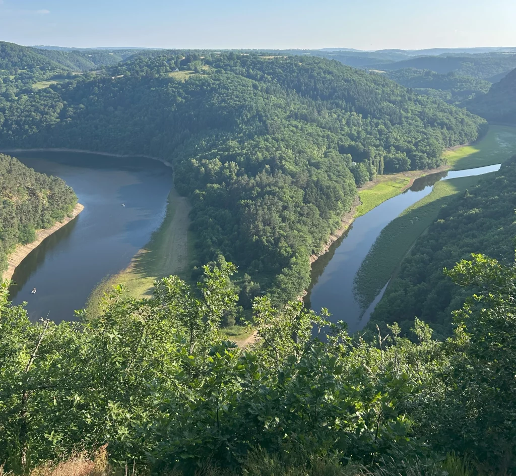 Le Lac des Fades se dessine en fond 
