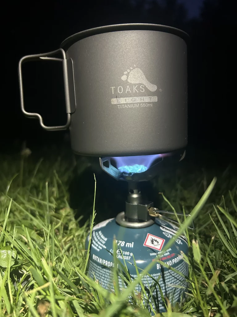 L'eau bout grâce au réchaud pour le dîner lyophilisé