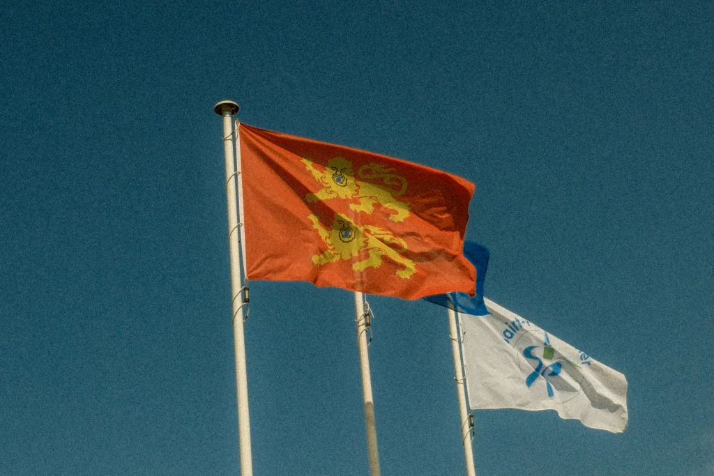 Drapeaux Normands sur la pgae de Jullonville