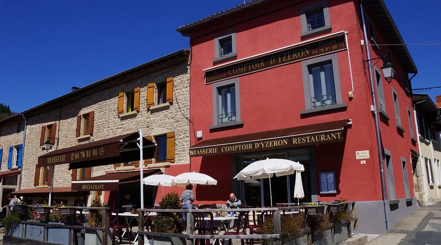 Place du village d'Yzeron, dans les Monts du Lyonnais