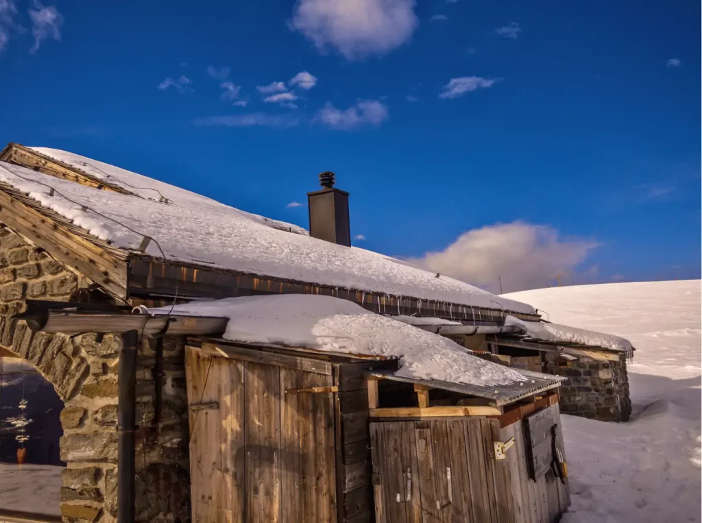 Refuge de montagne neige